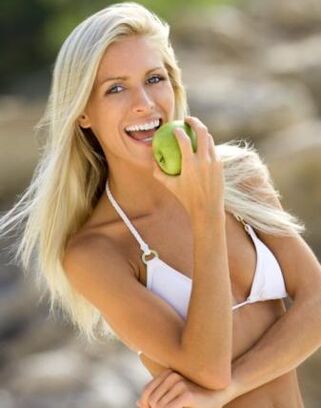 egy lány almát eszik havonta 10 kg fogyásért