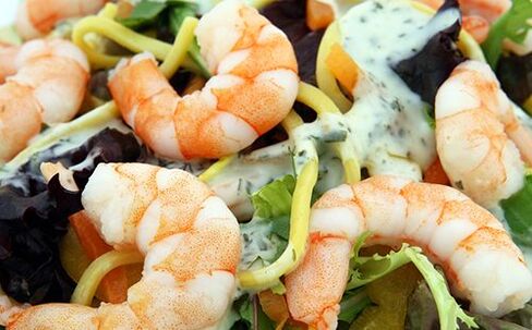 Saláta finom garnélarákkal és zöldségekkel a Dukan diétás menüben